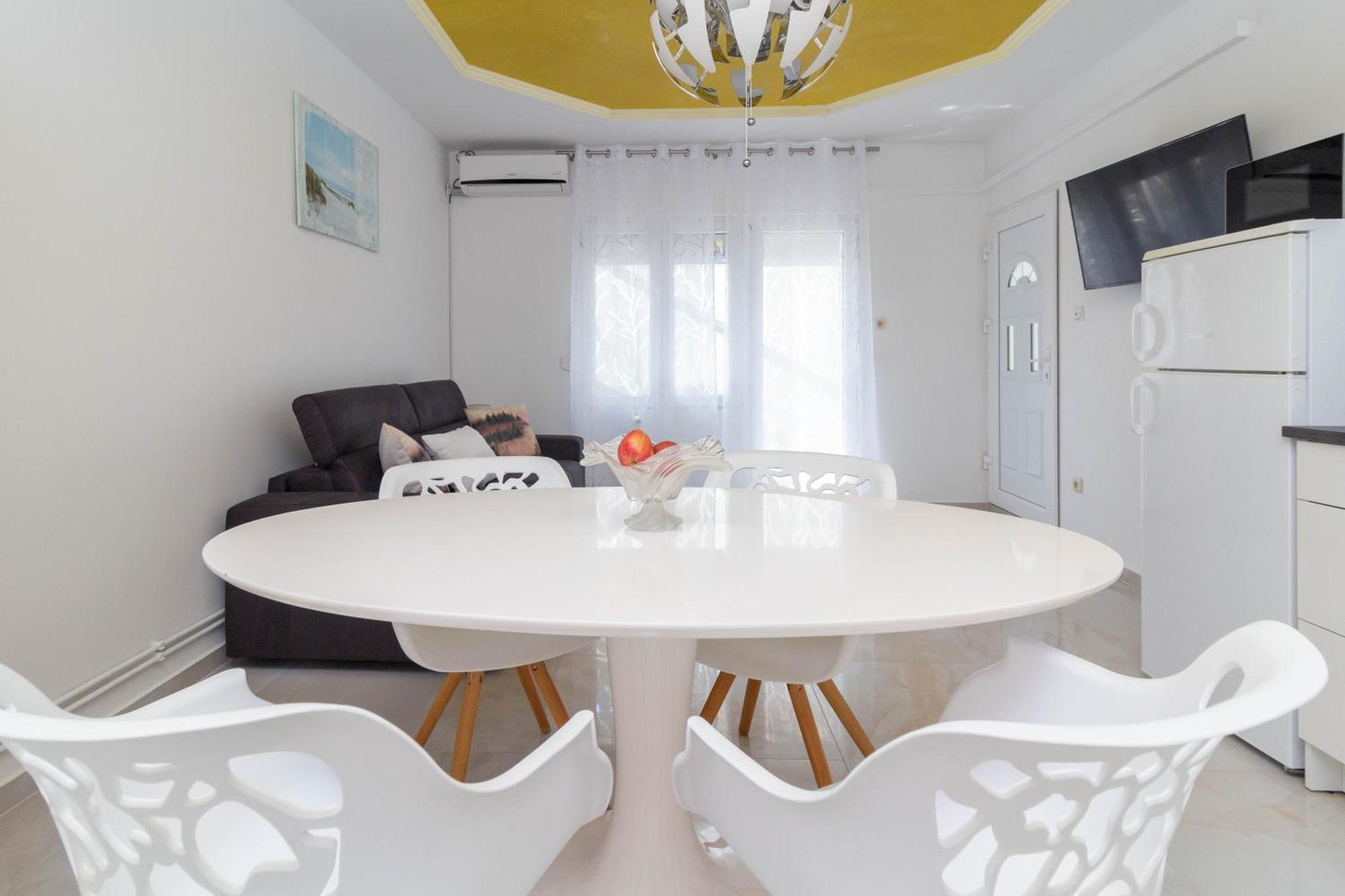 Silver Apartment *